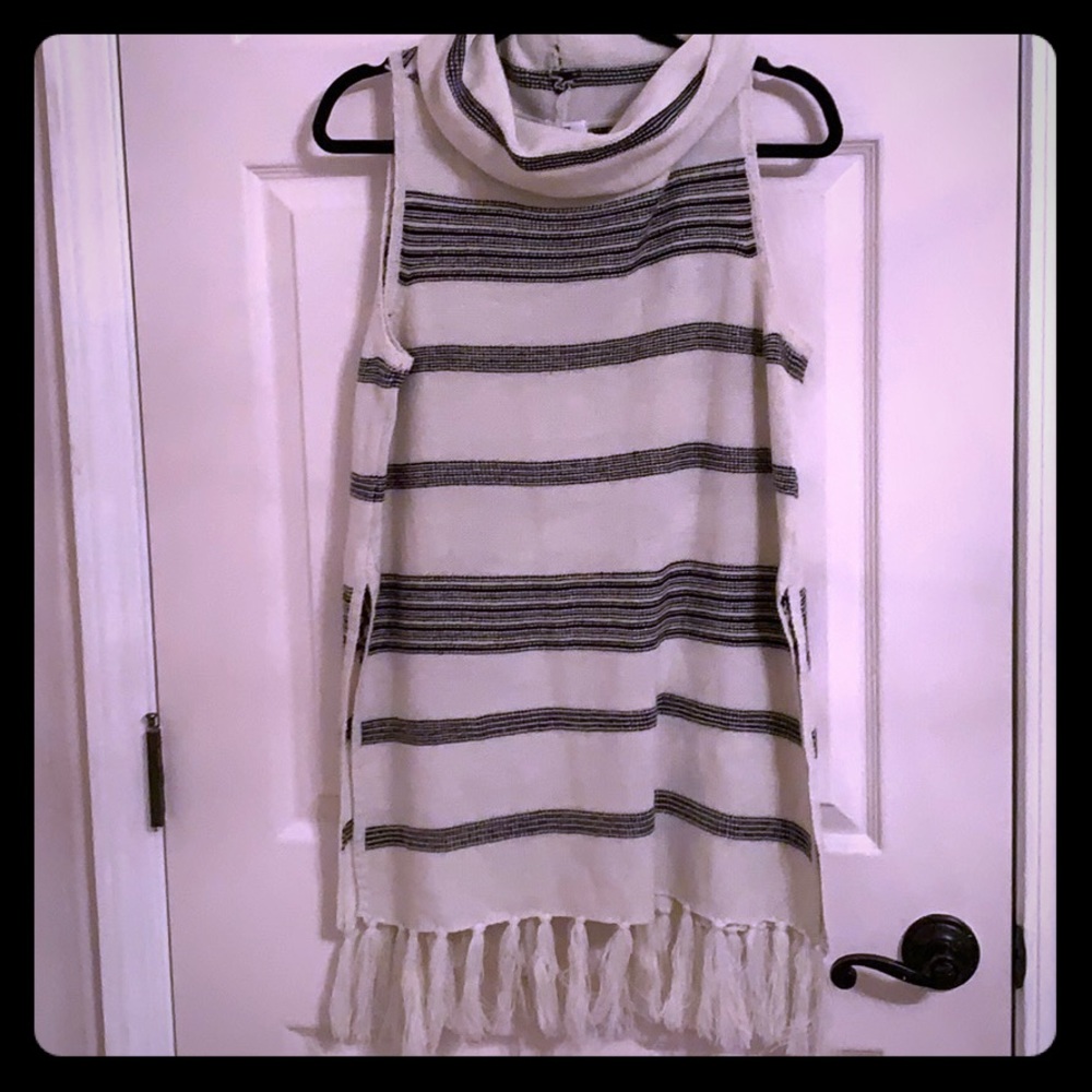 BB Dakota Sleeveless pullover sweater